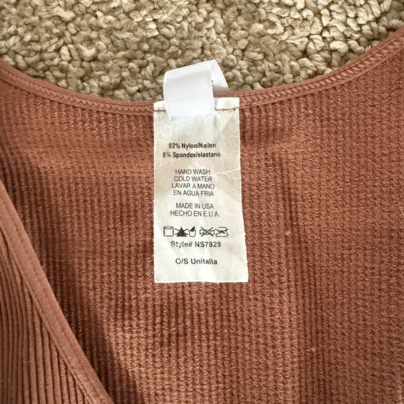 Ribbed V-Neck Cropped Tank - Picture 3 of 4